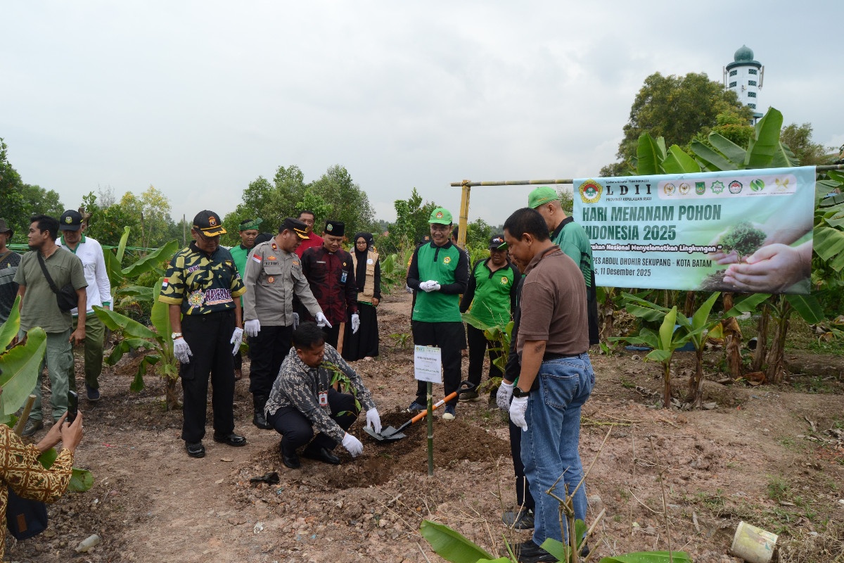 Dari Sekupang untuk Bumi: Aksi Nyata PC LDII Sekupang, Santri, dan Siswa Hijaukan Kota!